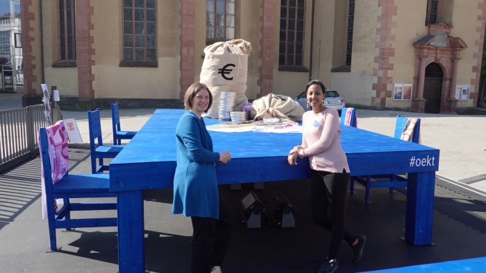 Silvia Winkler (links im Bild), Geschäftsführerin Oikocredit Förderkreis Hessen-Pfalz, neben Förderkreiskollegin Diana Tewolde vor dem vorderen Teil der Installation DSC03624-1