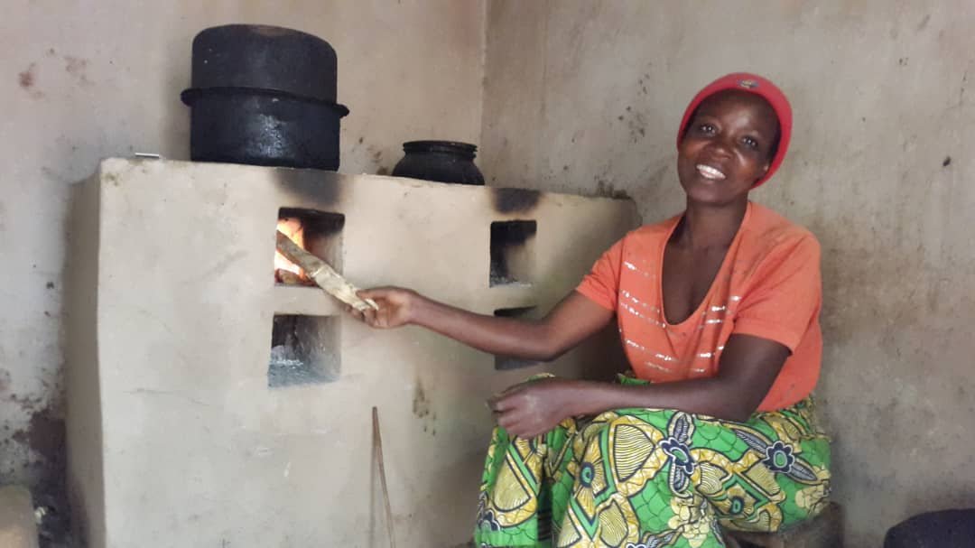 In Ruanda unterstützt die Klima-Kollekte die Organisation Rural Development Interdiocesan Service beim Bau von energieeffizienten Kochstellen. Diese sind klimafreundlicher, reduzieren Gesundheitsschäden und benötigen weniger Holz als offene Feuerstellen. KK_Ruanda_RDIS (7).jpg